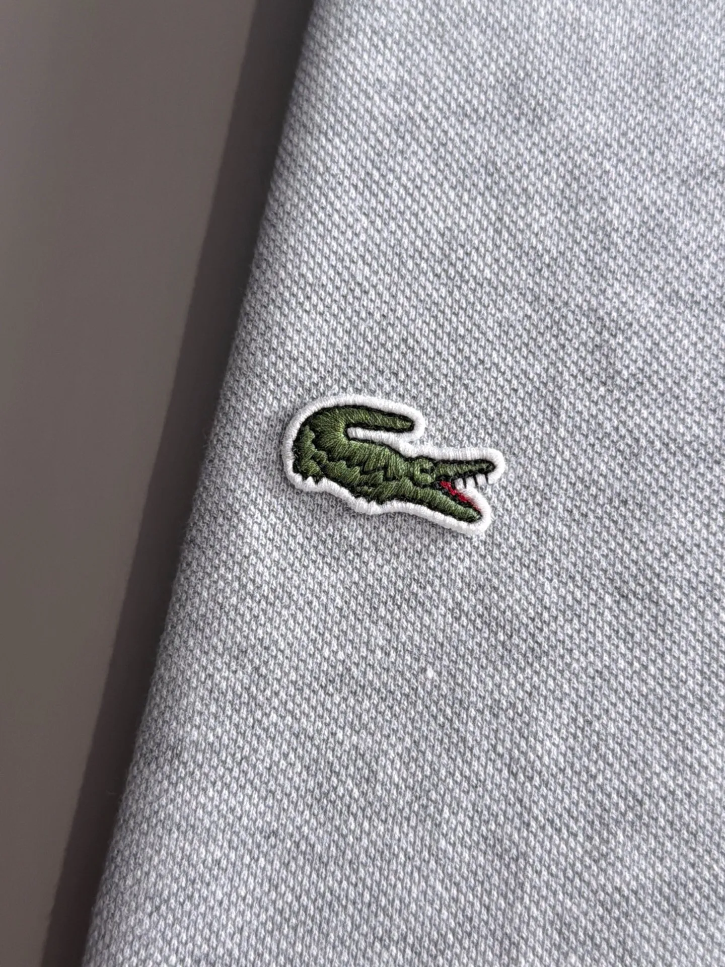 French Crocodile 2026 Spring and Summer Official Website Synchronization The Newest Arrival Style Classic Versatile Business Casual Polo Neck T-shirt Made of imported beaded cotton fabric, comfortable and breathable, with delicate texture and super soft skin-friendly touch! Lapel design, absolutely crisp and handsome fit! The sewing process with this density is absolutely meticulous in handling details! Skin-friendly and smooth to the touch, it is a perfect combination of comfort and breathability! The fabric properties are all excellent! Full of high-end feel! Simple and elegant design, Versatile is extremely wearable! All three standards! It is highly recommended to buy it, and you will never see a style like this outside! On sale on the official website! Size:M-2XL​